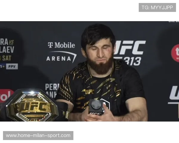 UFC地面反击一拳重击，声音震到麦克风失真